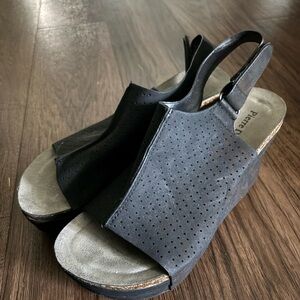 Elegant Black Slingback Wedges!